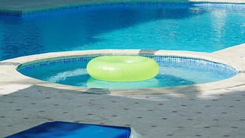 Piscine extérieure, chaises longues