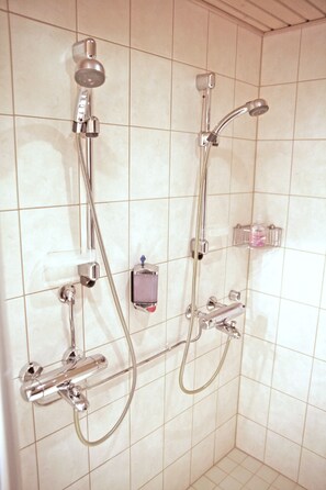 Douche, sèche-cheveux, bidet, chauffage par le sol (salle de bains)