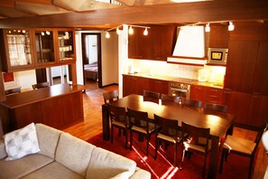 Departamento Deluxe, 6 habitaciones, sauna | Cocineta privada | Refrigerador con congelador, microondas, horno y parrilla de estufa