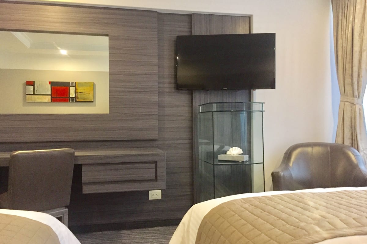 Luxury-Doppelzimmer, 2 Doppelbetten | Wohnbereich | 40-Zoll-Flachbildfernseher mit Kabelempfang, Fernseher