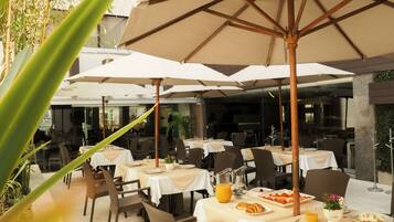 Daily buffet breakfast (MXN 265 per person)