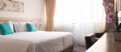 Standaard kamer, 1 kingsize bed | Een kluis op de kamer, een bureau, gratis wifi