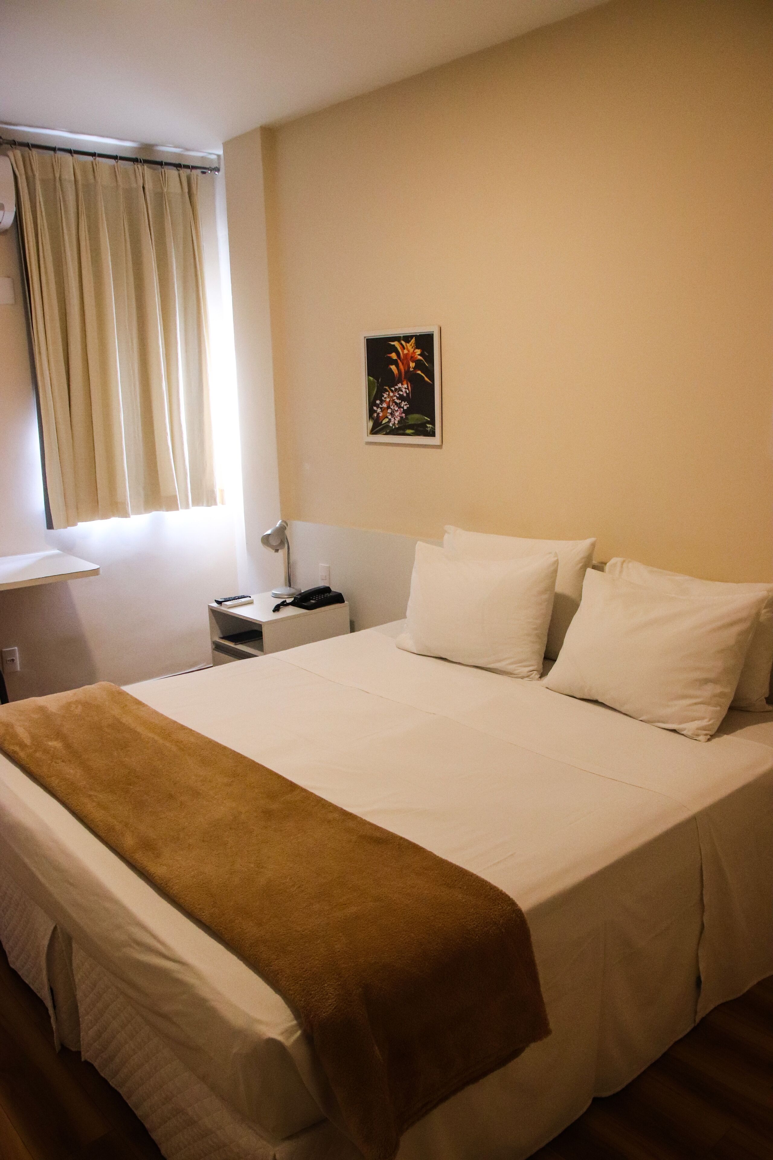 ميني بار وخزنة داخل الغرفة ومكتب ومساحة عمل للكمبيوتر المحمول