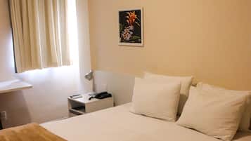 Minibar, coffres-forts dans les chambres, bureau