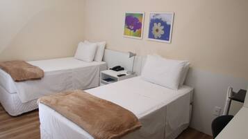 Standard Double or Twin Room | Bar mini, peti besi dalam bilik, meja, ruang kerja komputer riba