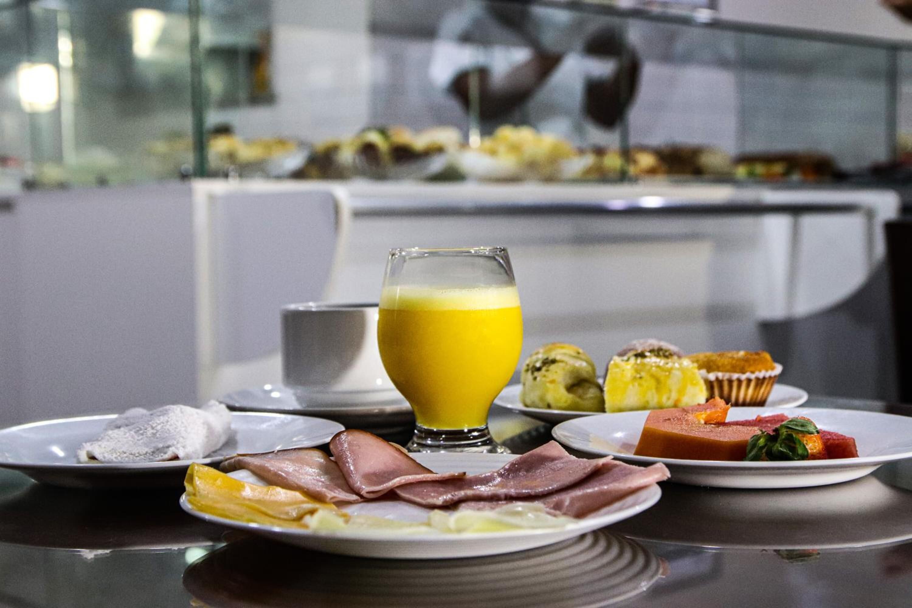 Café da manhã com buffet grátis todos os dias