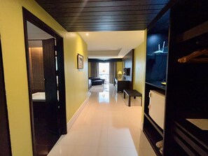 Design Deluxe | Desk, laptop workspace, blackout drapes, free WiFi - Napalai Hotel (Udon Thani)