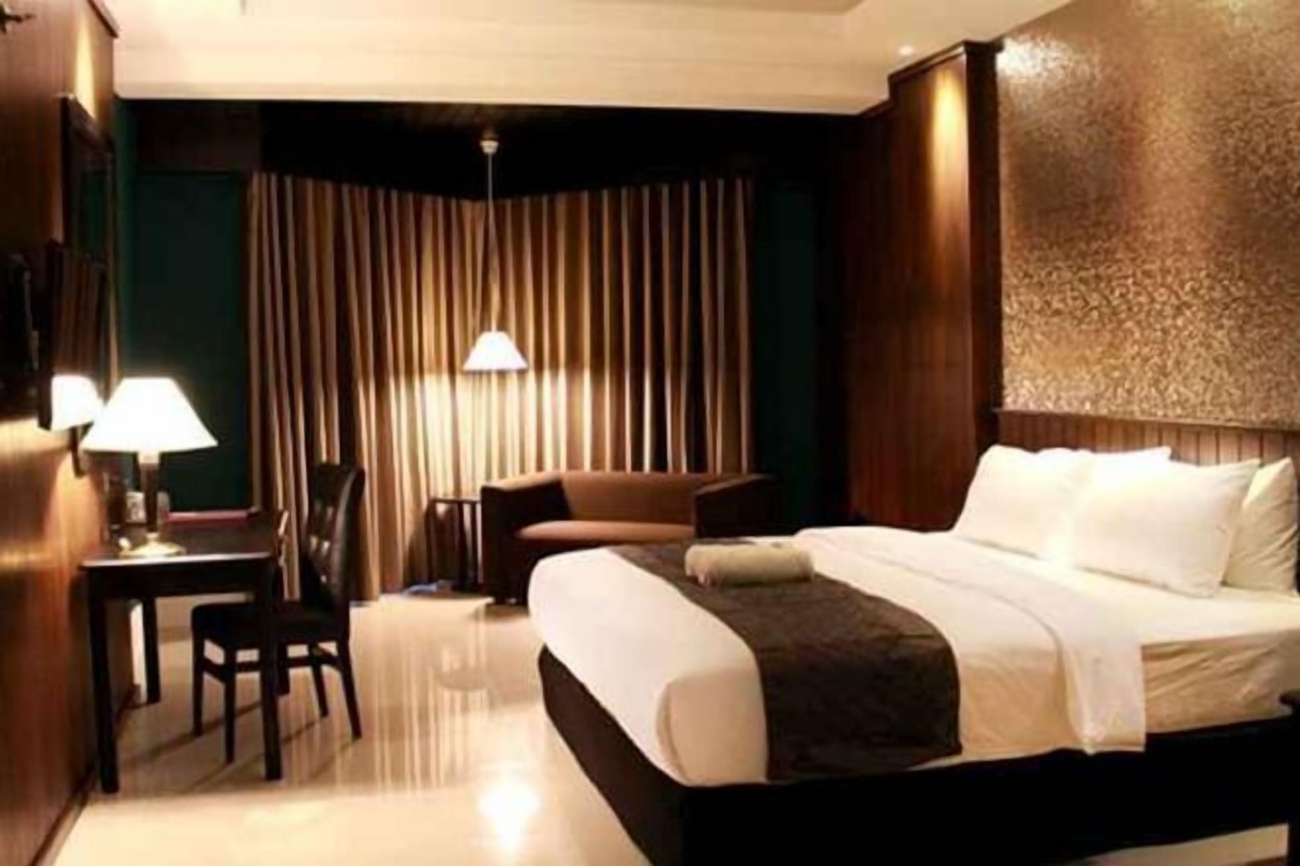 Schreibtisch, laptopgeeigneter Arbeitsplatz, Verdunkelungsvorhänge