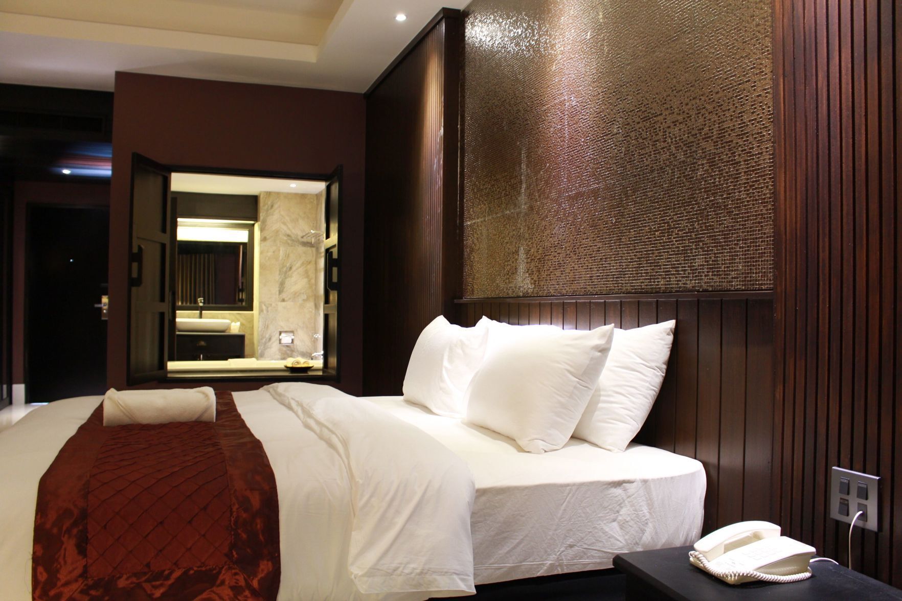 Bàn, khu vực làm việc phù hợp cho laptop, màn/rèm cản sáng 