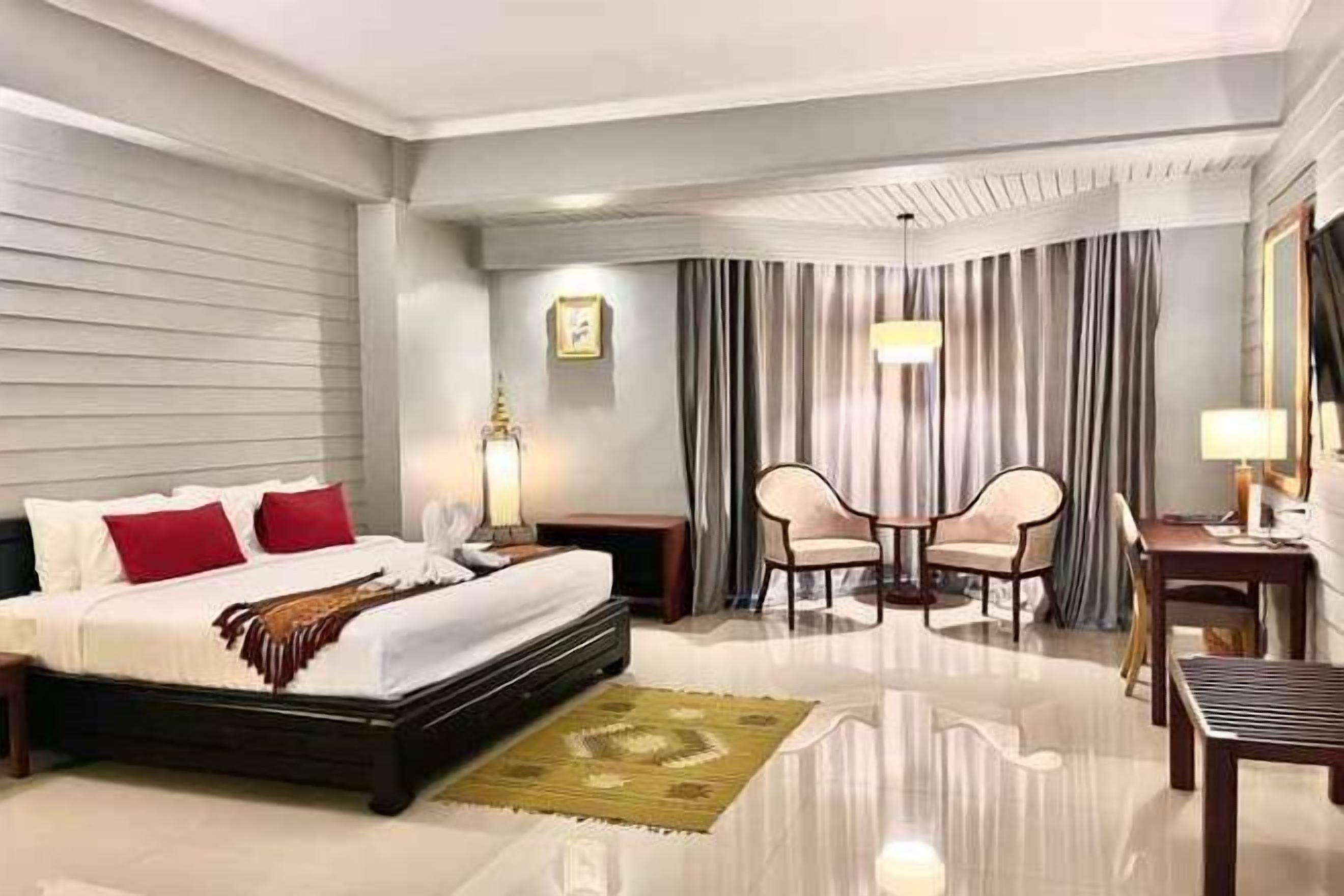 Bureau, espace de travail pour ordinateur portable, rideaux occultants