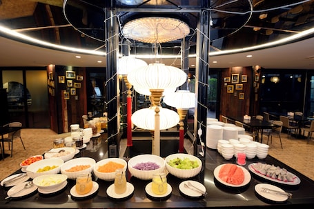 Svédasztalos reggeli mindennap (fejenként THB 200 åron)