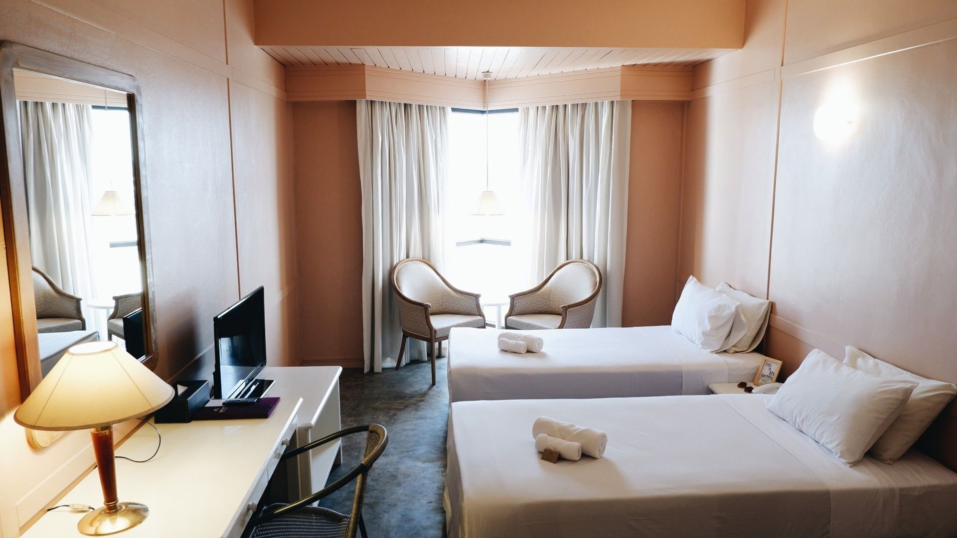 Bàn, khu vực làm việc phù hợp cho laptop, màn/rèm cản sáng 