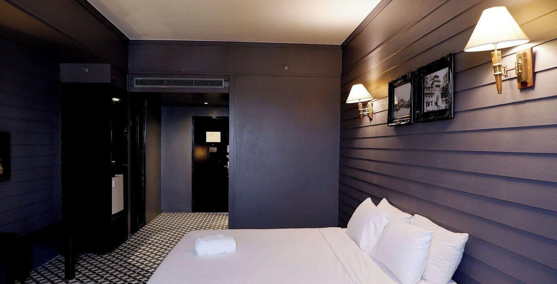 Bàn, khu vực làm việc phù hợp cho laptop, màn/rèm cản sáng 