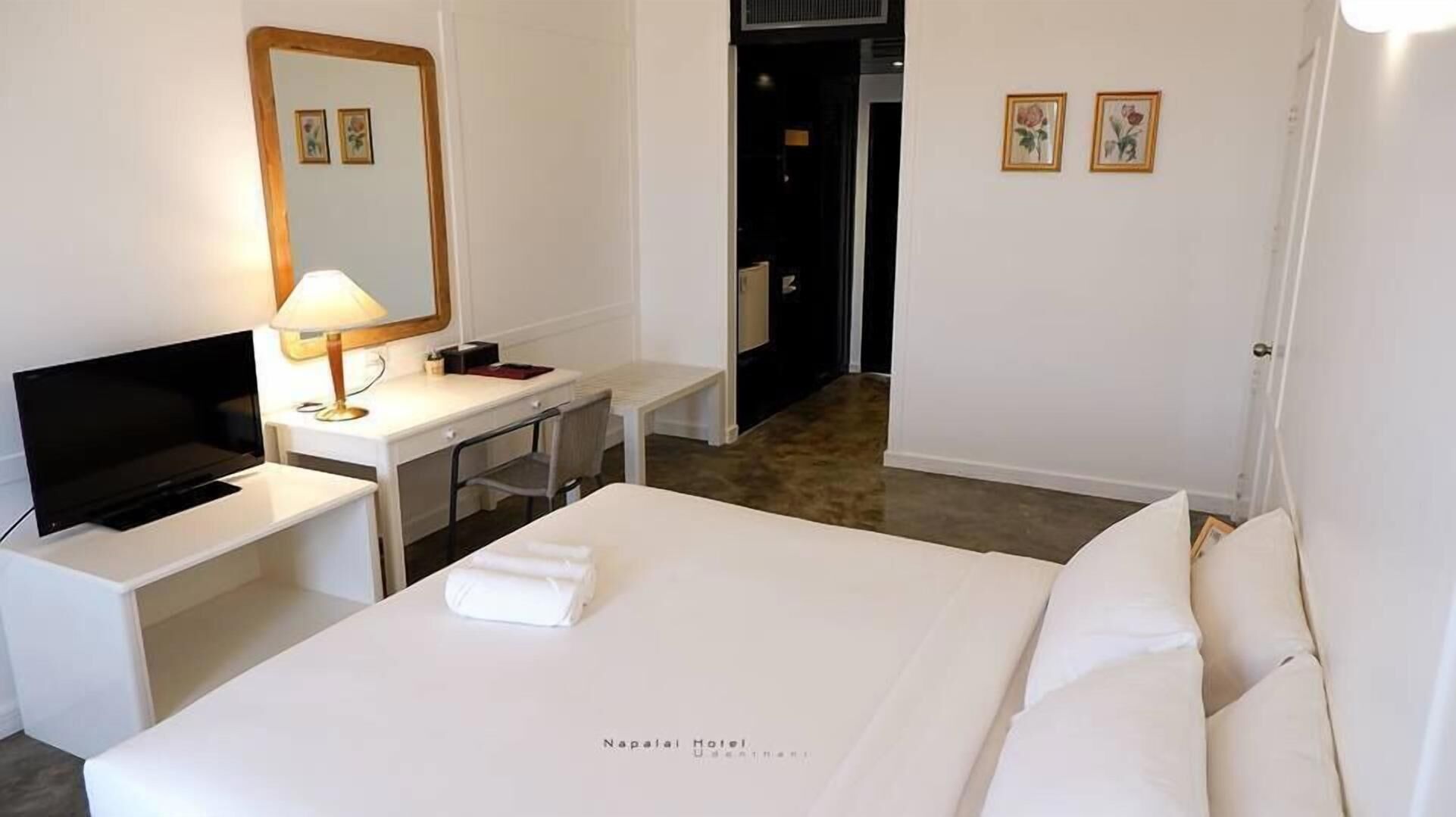 Bàn, khu vực làm việc phù hợp cho laptop, màn/rèm cản sáng 