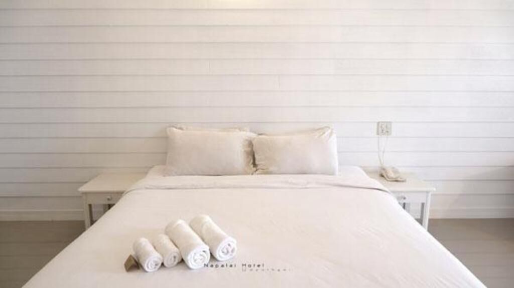 Bàn, khu vực làm việc phù hợp cho laptop, màn/rèm cản sáng 