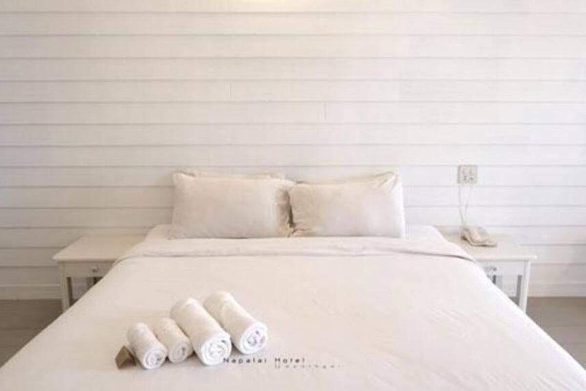 Bàn, khu vực làm việc phù hợp cho laptop, màn/rèm cản sáng