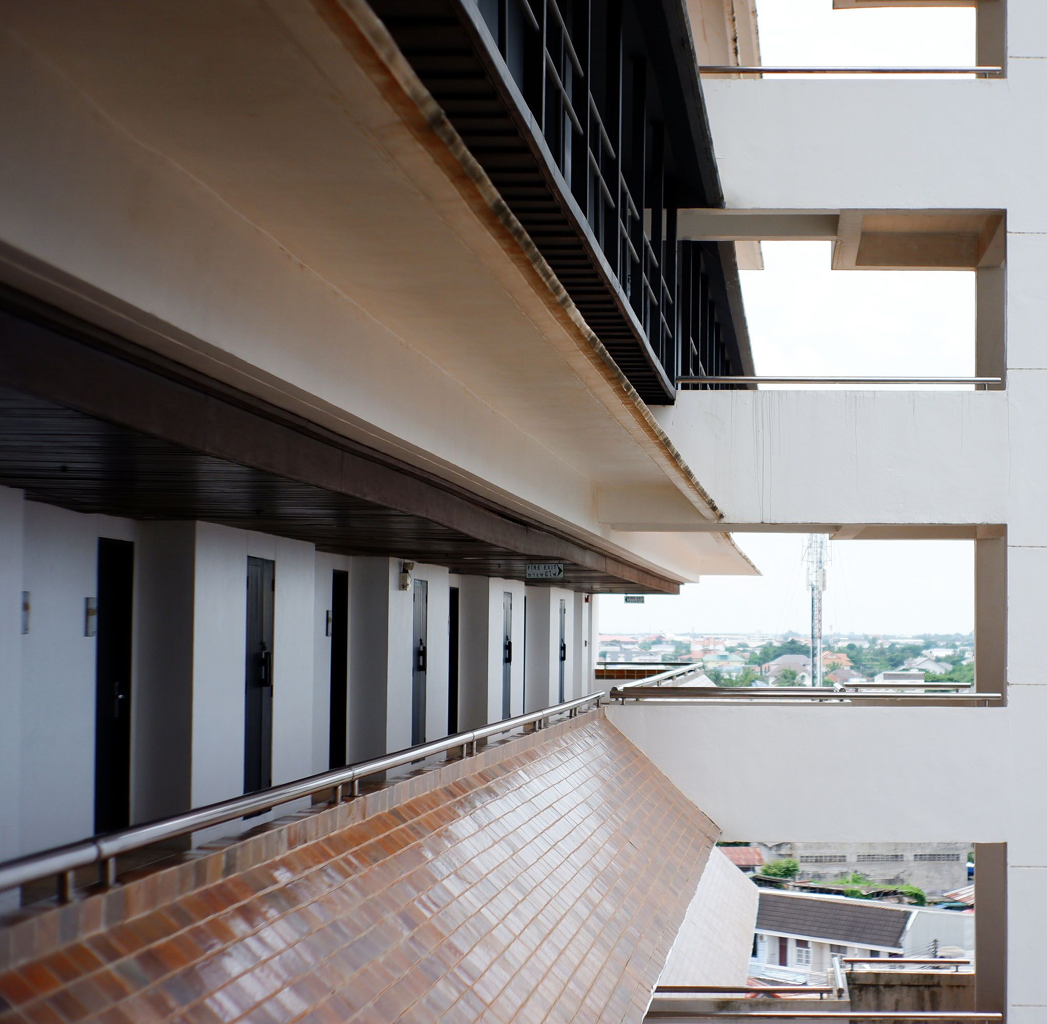 Un edificio moderno con fachada de vidrio, suelo de ladrillo y vista panorámica de la ciudad.