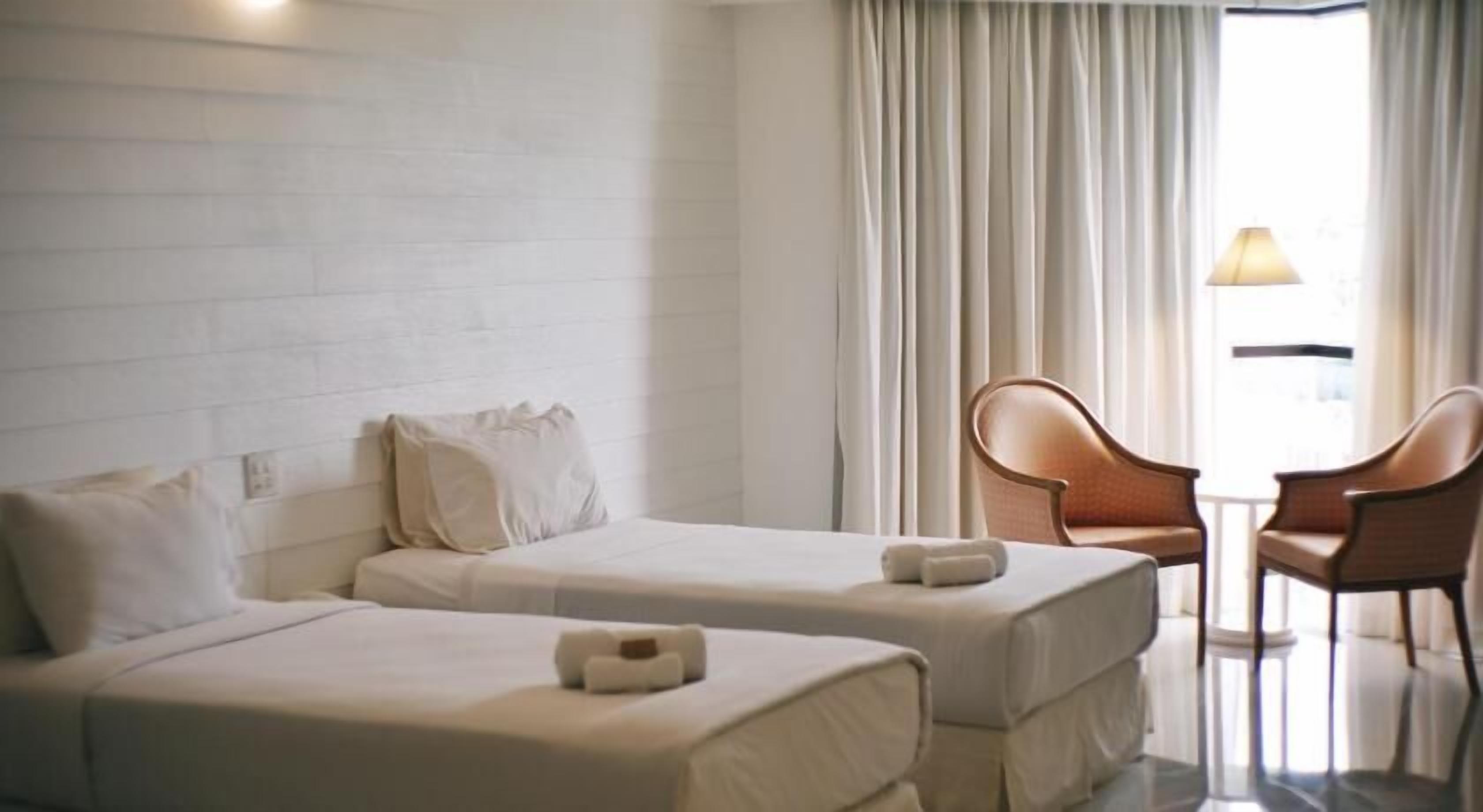 Bàn, khu vực làm việc phù hợp cho laptop, màn/rèm cản sáng 