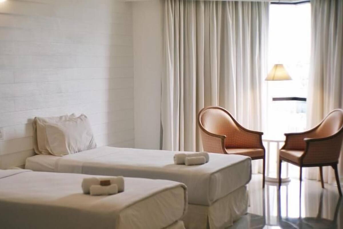 Bàn, khu vực làm việc phù hợp cho laptop, màn/rèm cản sáng