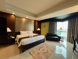 Design Deluxe | Desk, laptop workspace, blackout drapes, free WiFi