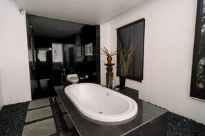Family Villa, 4 Bedrooms, Private Pool | Bathroom | Spring water bathtub, free toiletries, hair dryer, towels - Jimbaran Sea View Villa (Ungasan)