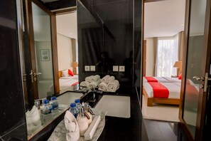 4 bedrooms, in-room safe, desk, laptop workspace - Jimbaran Sea View Villa (Ungasan)