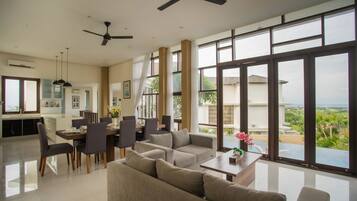 Family Villa, 4 Bedrooms, Private Pool | Ruang tamu | TV LED, filem berbayar