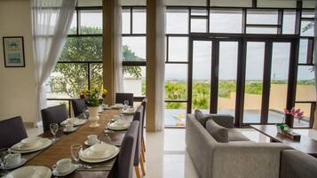 Vila Keluarga, 4 kamar tidur, kolam renang pribadi | Dapur pribadi | Lemari es, microwave, kompor, dan ketel listrik