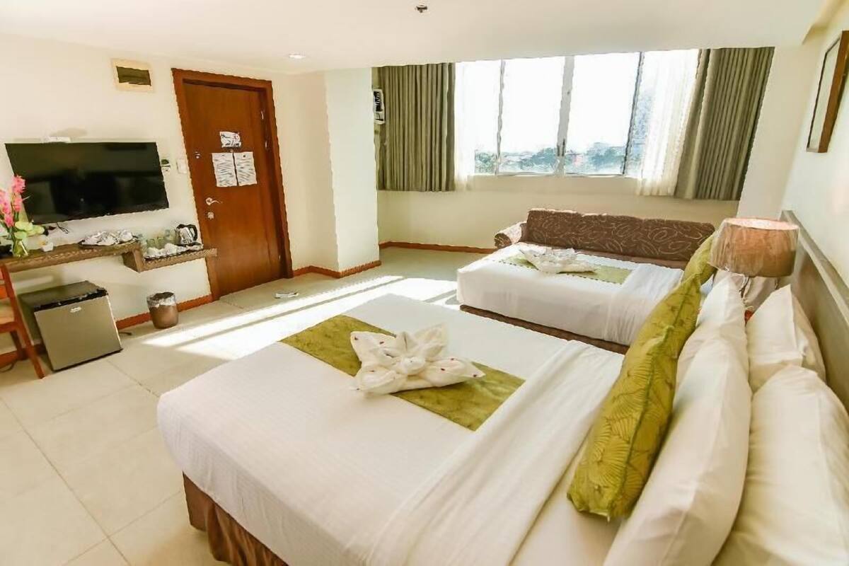 Egyptian cotton sheets, premium bedding, Select Comfort beds, minibar