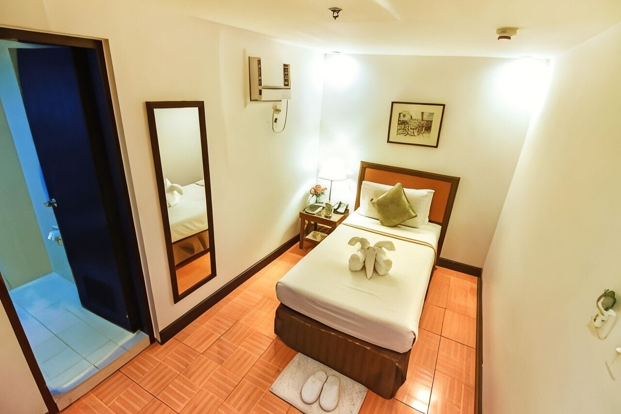 Egyptian cotton sheets, premium bedding, Select Comfort beds, minibar