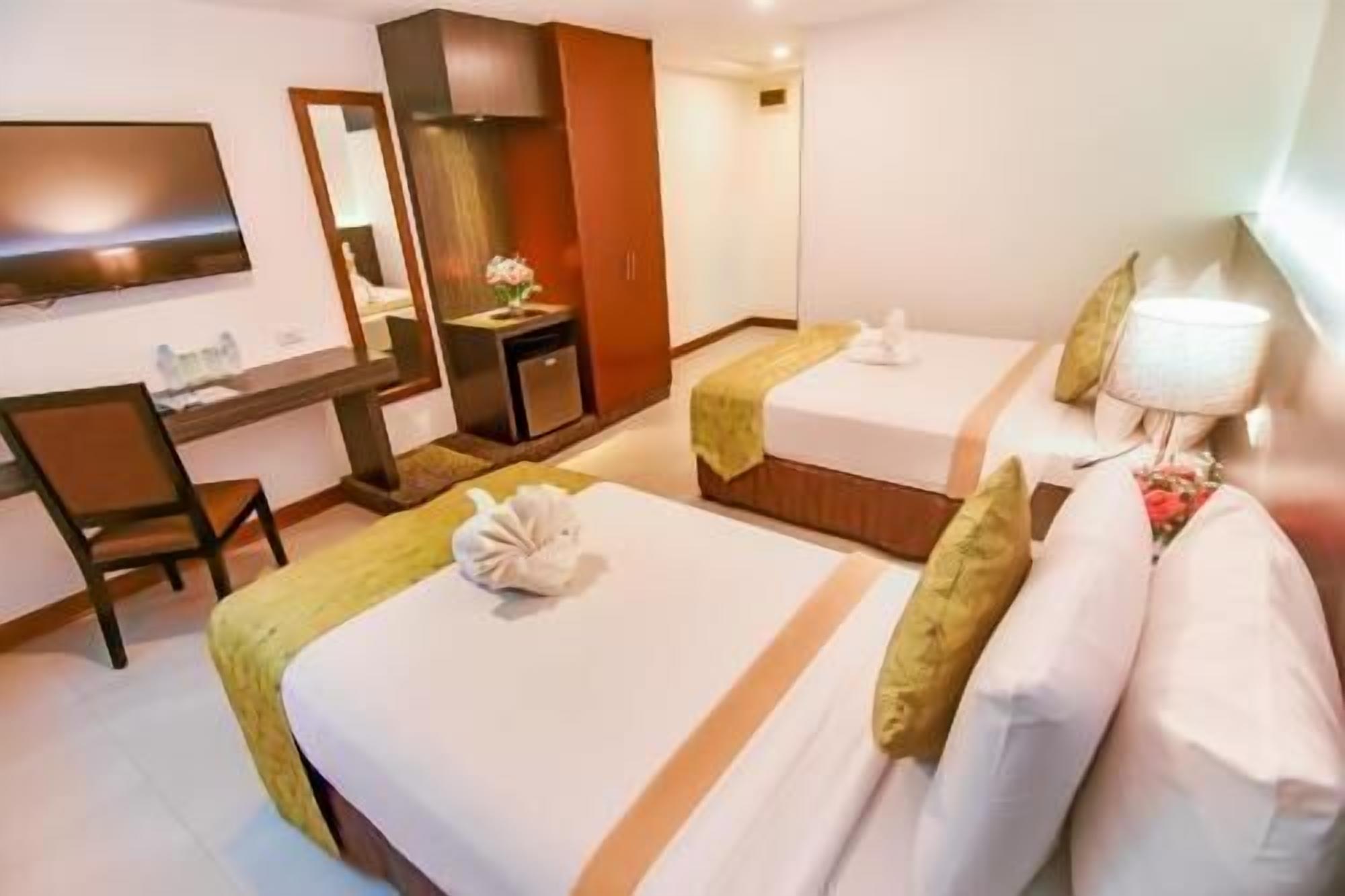 Egyptian cotton sheets, premium bedding, Select Comfort beds, minibar