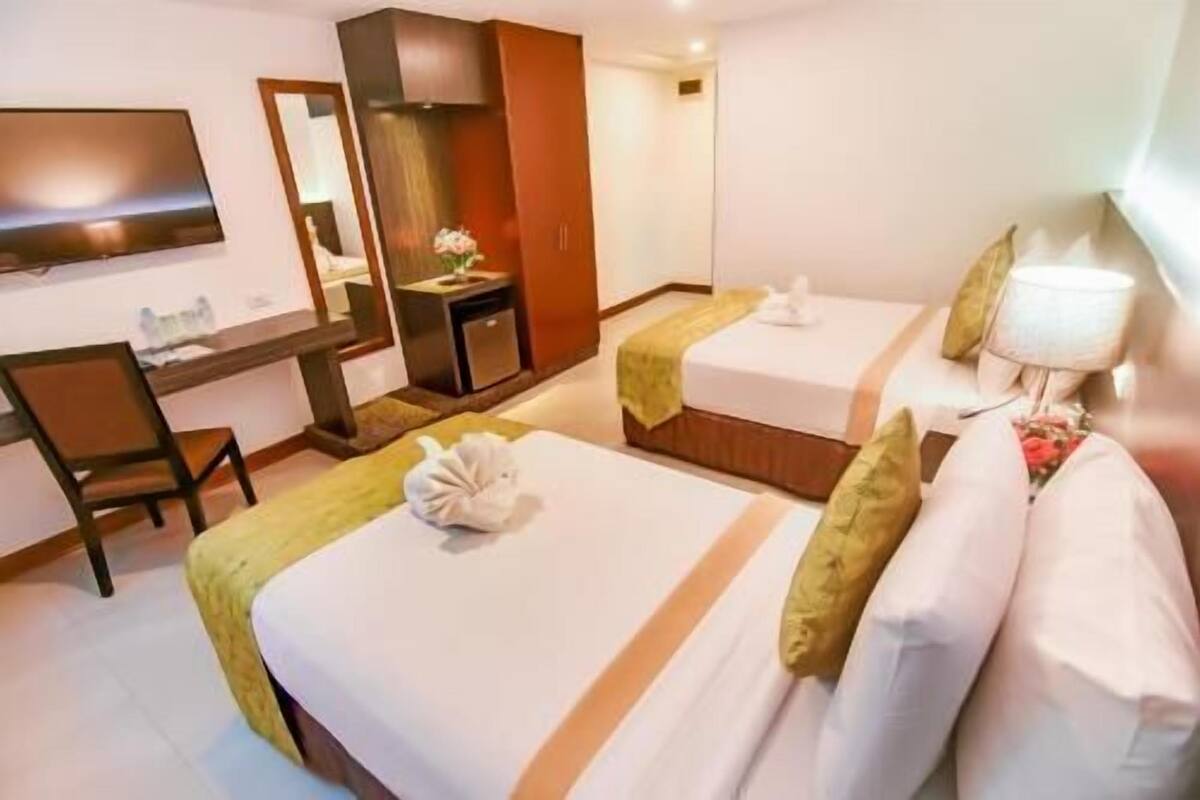 Egyptian cotton sheets, premium bedding, Select Comfort beds, minibar