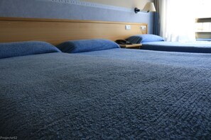 Family Triple Room, 3 Twin Beds | Premium bedding, down comforters, memory foam beds - Hotel Torino (Masnou)