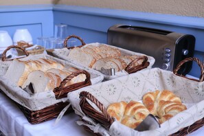 朝食 (コンチネンタル ブレックファスト)、毎日提供 (1 名様 6 EUR)