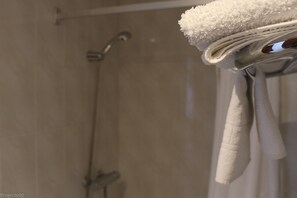 Bathroom shower - Hotel Torino (Masnou)