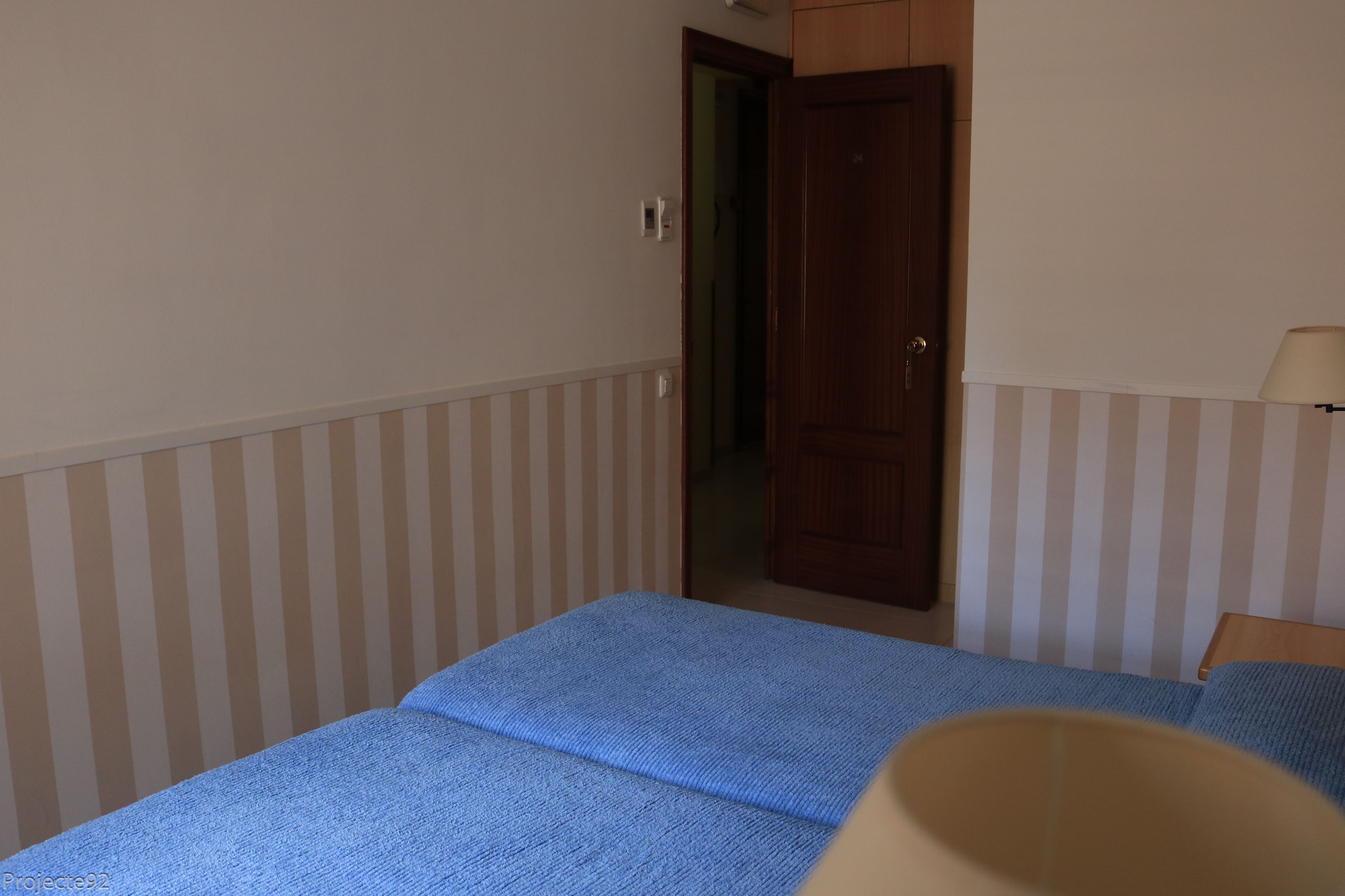 Habitación con 2 camas individuales | Ropa de cama de alta calidad y edredones de plumas
