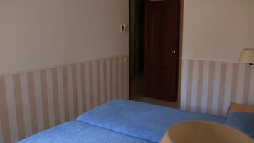Habitación con 2 camas individuales | Ropa de cama de alta calidad y edredones de plumas