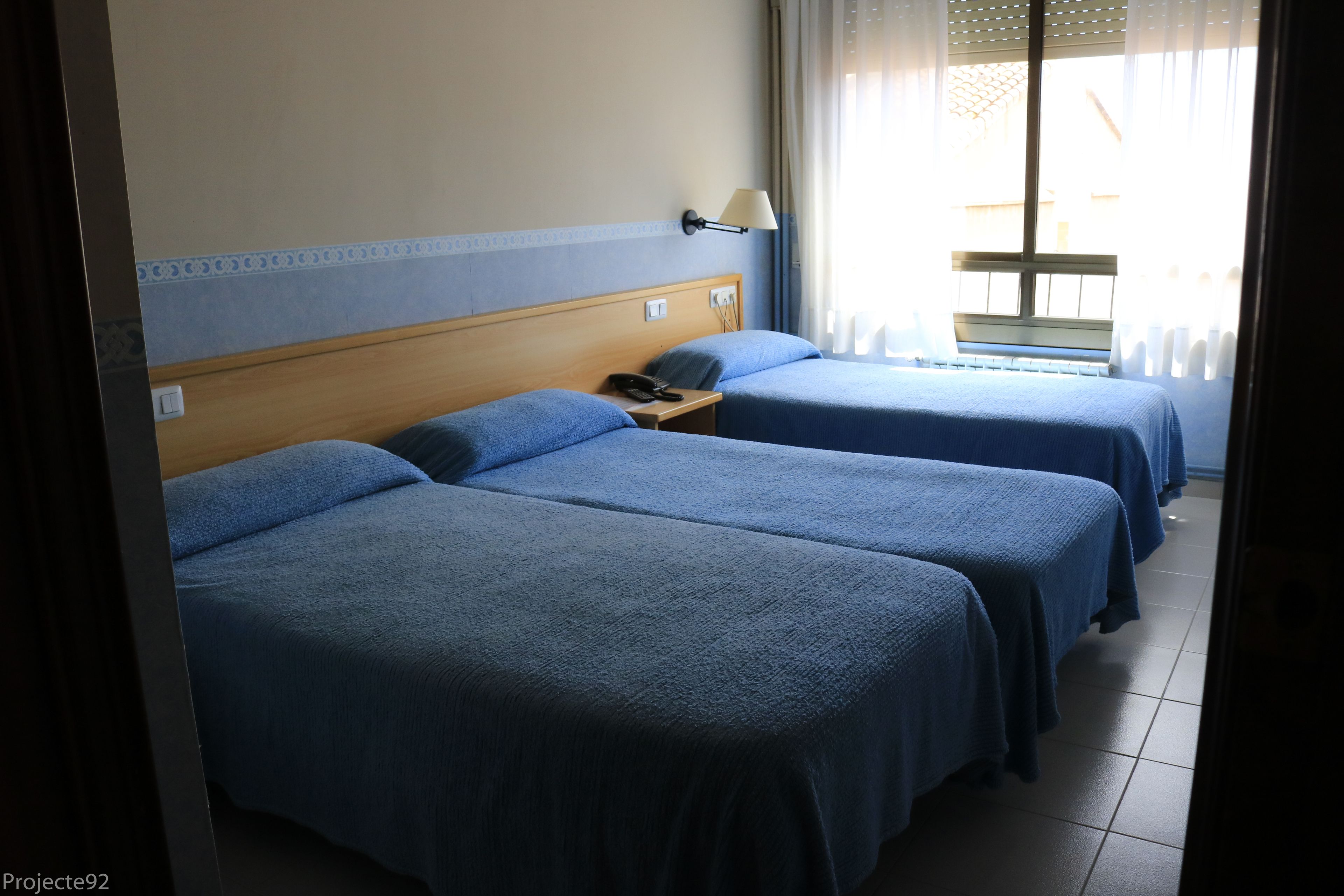 Kolmen hengen perhehuone, 3 yhden hengen sänkyä | Ylelliset vuodevaatteet, untuvapeitot, memory foam -patjalliset sängyt