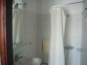 Shower, hair dryer, towels - Iliaktida Apartments (Platanias)
