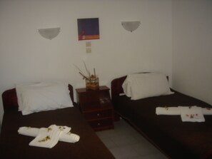 Apartment, 2 Bedrooms | Peti besi dalam bilik, cadar katil 