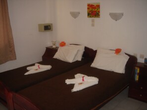 Appartement, 1 slaapkamer | Een kluis op de kamer, beddengoed