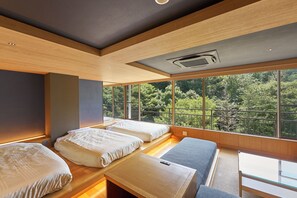 Chambre Triple Premium, plusieurs lits, vue montagne | Coffres-forts dans les chambres, rideaux occultants, Wi-Fi gratuit