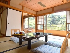 Caja de seguridad en la habitación, cortinas blackout y wifi gratis 