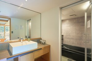 Habitación triple Premium, varias camas, vistas a la montaña | Baño | Bañera y ducha independientes y bañera profunda