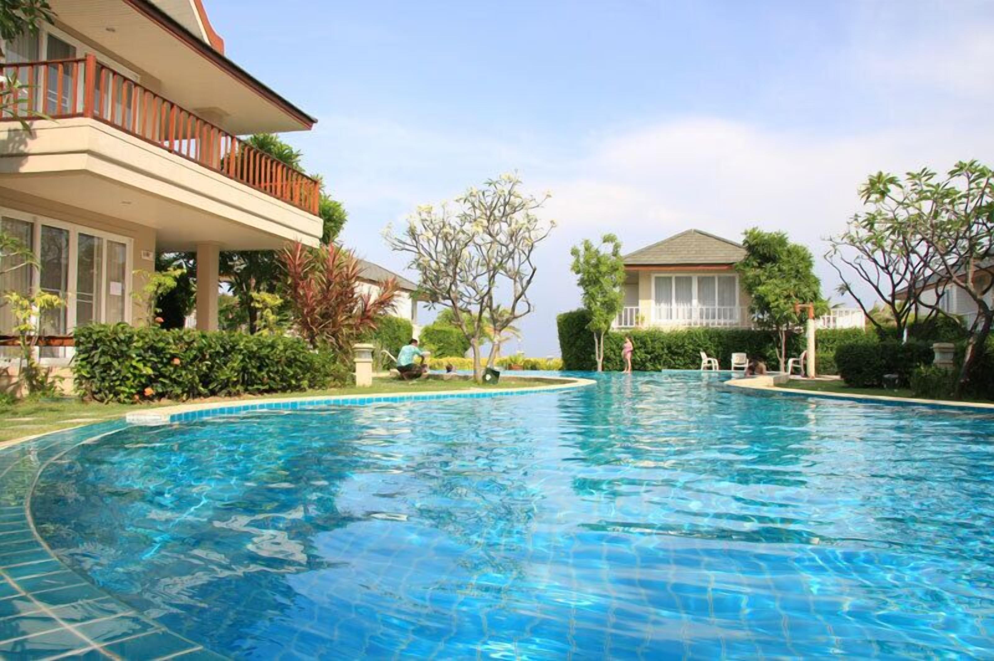 Kolam renang outdoor, dengan kursi berjemur
