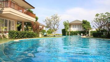 Kolam renang outdoor, dengan kursi berjemur