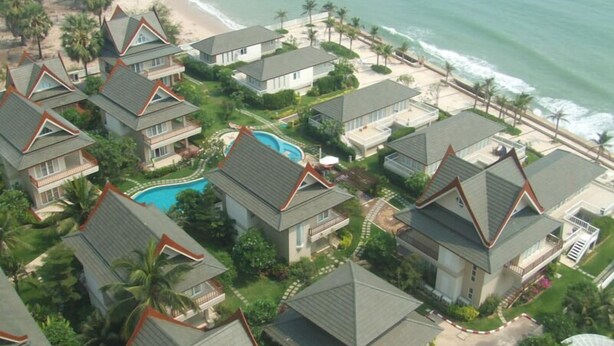 A coastal residential area with multiple houses, a swimming pool, and a beach. - Talay Samran by Lease Back Thailand (Cha-am)