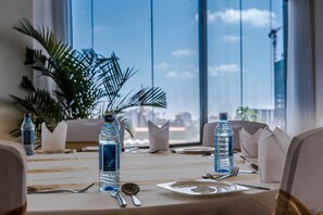 Här finns 2 restauranger som serverar frukost.