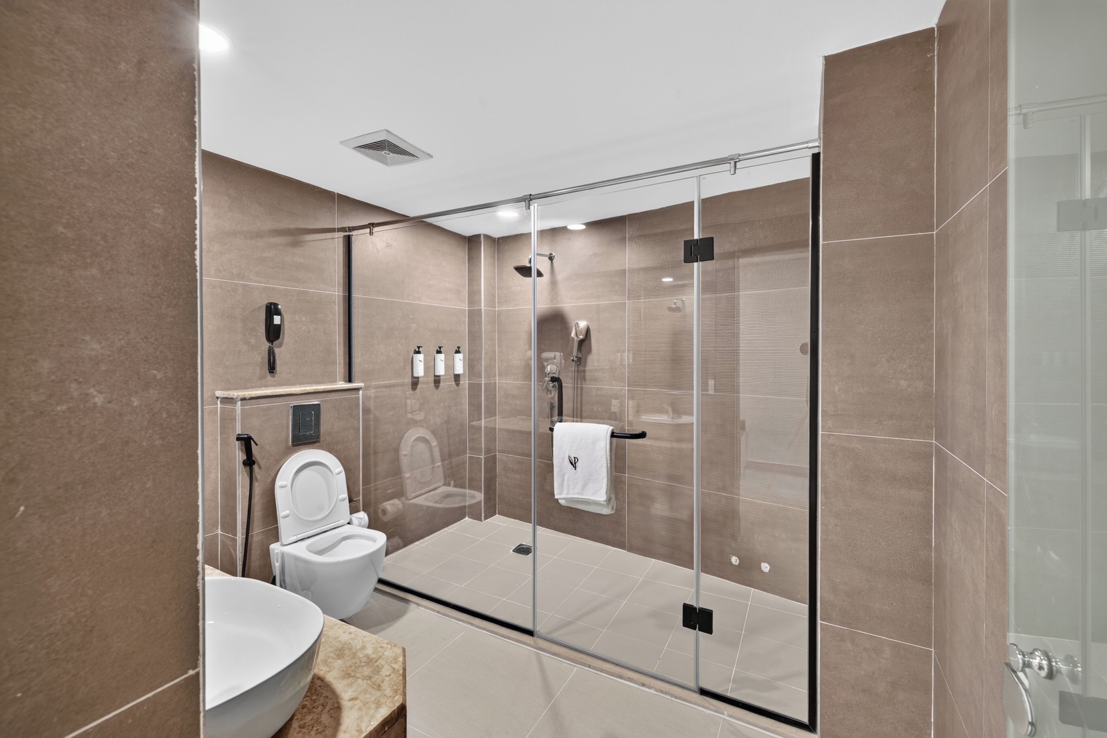 Deluxe Suite, 1 King Bed | Bathroom | Combined shower/tub, hair dryer, bathrobes, slippers