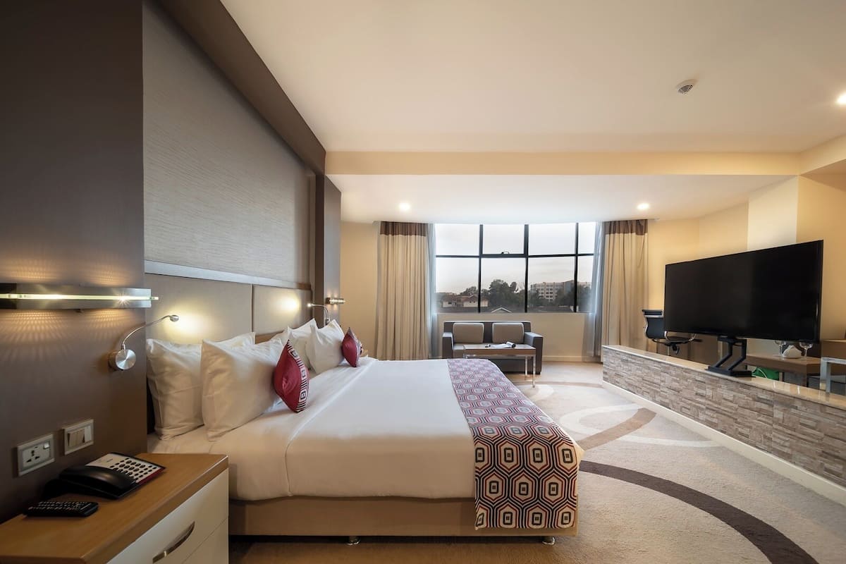 Suíte luxo, 1 cama King | Frigobar, cofres nos quartos, escrivaninha, cortinas blackout